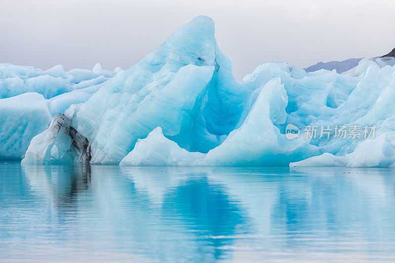 冰山在冰泻湖的详细视图- Jokulsarlon，冰岛。